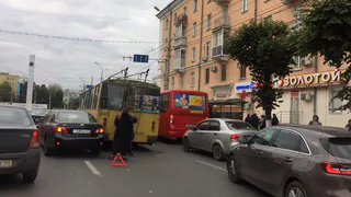 На Первомайском проспекте из-за троллейбуса и двух иномарок парализовало движение