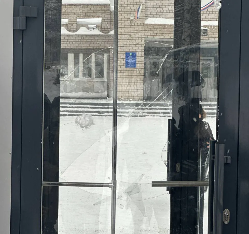 В Нижнекамске опровергли слухи о стрельбе в школе: стекло разбили по неосторожности