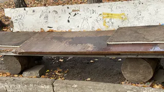 Слепили из того, что было: на Новаторов появились самодельные лавочки