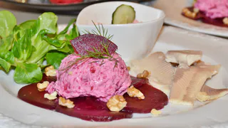 Так «Шубу» вы еще не делали — не классика, но намного роскошнее: рецепт салата «Тройной тулуп» — идеально на Новый год-2025