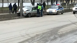 Фото-факт: на улице Октябрьской в Рязани легковушка въехала в столб