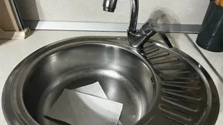 Уезжая из квартиры, постоянно кладу салфетку в раковину — роль бумажной «помощницы» неоценима