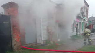 В Туме сгорел магазин, очевидцы говорят, что из-за пластиковой отделки его было сложно потушить