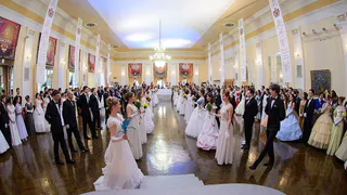 На Губернском  балу в Рязани кавалерам не разрешалось приглашать все время одну даму