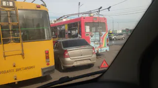 У гипермаркета Globus столкнулись троллейбус и «Рено Логан»