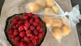 Именно эта ягода — самая вредная: а мы едим ее покупаем как дорогой деликатес, еще и детям даем