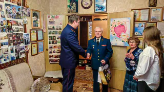 Следователь СК в Коврове поздравил бывшего узника концлагеря с праздниками