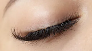 Ресницы-щётки больше не популярны: процедуры, которые незаметно вытесняют наращивание