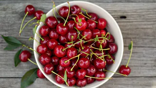 По два стакана на 10 л: с такой подкормкой в мае урожай черешни вырастет на 70%