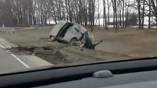 Под Шиловом случилась авария. Автомобили свалились в кювет