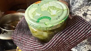 Крышка солений закрыта наглухо — решение есть: хитрым трюком открываю «упрямую» банку за 5 секунд