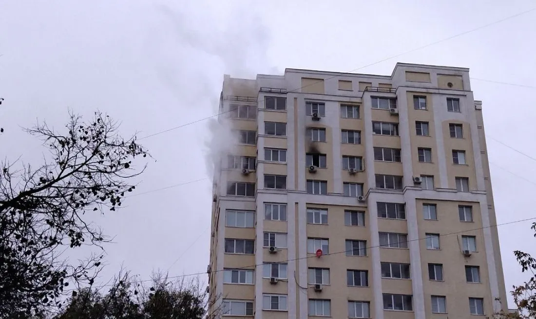 10 октября в Пензе из горящего 16-этажного дома на Карпинского эвакуировали 40 человек