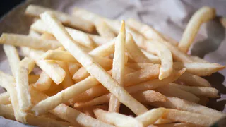 Картофель фри без капли масла, готовится в духовке за 10 минут. Такую любят и дети и взрослые, в качестве гарнира и не только