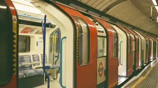 Для чего в Ленинградском метро строили станции с дверьми на платформе