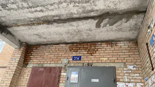 Народный контроль: на Новаторов из-за разрушенного козырька затопило подъезд