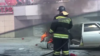 В центре Рязани прямо во время движения загорелся автомобиль: видео