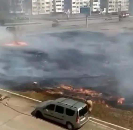 В Нижнекамске разыскивают велосипедиста, который поджог сухую траву