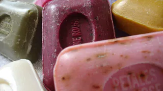 Еще в детстве бабушка научила меня класть мыло в обувь и я делаю так до сих пор. Хитрость, которую вы точно будете использовать