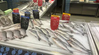 Жарим рыбу без брызг и вони на всю квартиру: 7 способов для идеальной сковороды
