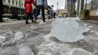 Глыба льда едва не убила мальчика в Брянске