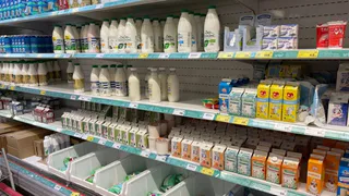 Крашеная мелом вода: Росконтроль назвал марки молока, которые лучше не брать даже по акции