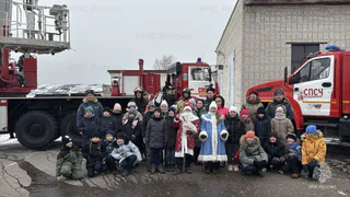 Владимирские школьники подарили пожарным свои рисунки и прочитали им наизусть стихи