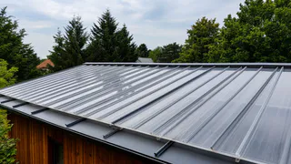 Шифер треснул — поставил прозрачный лист и забыл: почему дачники массово меняют кровлю на «стеклянный металл»