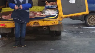 «Мясо на картонке и в пыли»: рязанцы возмущены стихийной торговлей из «Газели»