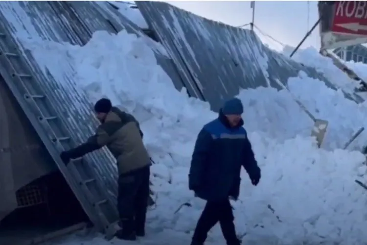У челябинского рынка обрушилась крыша
