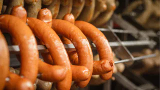 Можно брать сразу по 2 кг – чистое мясо: Роскачество отобрало для вас лучшие сосиски