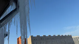 «Местами сосульки очень страшные»: в Рязани люди бояться ходить под крышами домов из-за огромных шапок снега