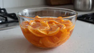 Мандариновые корки заливаю уксусом — и всю зиму не нарадуюсь своей хитрости: крутой лайфхак для хозяек