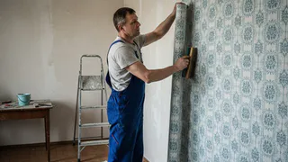 Что делать в первую очередь - клеить обои или натягивать потолок. Запомните раз и навсегда