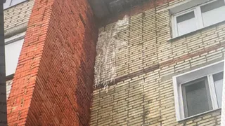 Жители Сердобска пожаловались на протекающую стену дома