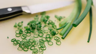 Для упругих перьев луку в конце мая необходимо влить 4 ложки под корень: яркая сочная зелень