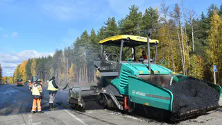 Возле Спас-Клепиков укладывают свежий асфальт