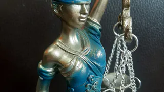 Избили, ворвались в квартиру, душили, грозили убить 