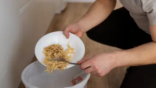 3 ложки на кучу: перегниют даже кости и ветки – безупречный компост всего за полгода