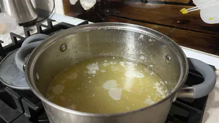 Грибной рассольник вернет пресыщенный желудок в норму после праздников: жидкий горячий супчик для поднятия настроения

