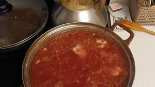 Так варят настоящий борщ, а не суп со свеклой: нашла рецепт в книге 1952 года. Есть 2 тонкости: от них зависит истиный вкус и рубиновый цвет