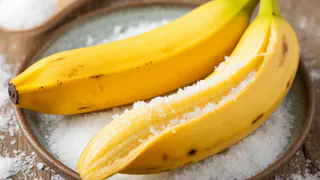 Сыплю соль на банановую кожуру — весь июль не нарадуюсь своей смекалке: гениальный лайфхак для лентяев