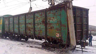 В Рыбном сошел с рельсов грузовой вагон - фото с места происшествия