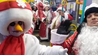 В Рязани по улицам города начал ездить новогодний автобус