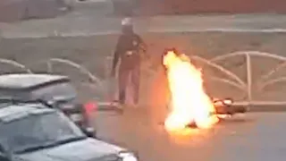 В Рязани появилось видео, как мотоцикл горел на дороге, а машины проезжали мимо
