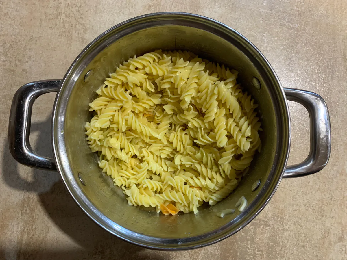 Только в 50 лет узнала, что всю жизнь неправильно откидывала макароны в дуршлаг — именно поэтому они всегда слипались