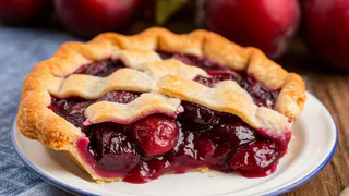 В разгар сезона слив я делаю невероятно мягкий пирог, который просто тает во рту: лучше шарлотки и даже торта