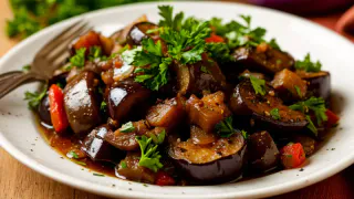 Баклажаны никогда не остаются — теперь готовлю потрясающий салат: полезно и вкусно — даже дети уминают за обе щеки