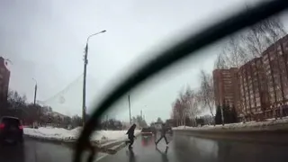 Зачем до пешеходки идти?! Можно и здесь перебежать!