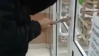 Заклинило дверь: рязанцы оказались заперты в обувном магазине