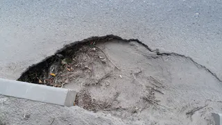 На улице Тимуровцев провалился асфальт